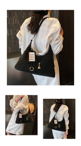 Détails du sac sous le bras en forme de croissant noir avec anneaux dorés et étiquette