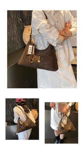 Détails du sac hobo marron foncé avec ferrures dorées et étiquette de mode décorative