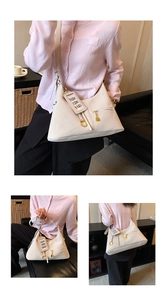 Détails de la boucle métallique dorée et de l'étiquette sur le sac fourre-tout blanc chic
