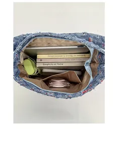 Vista interna della borsa tote blu con grande capacità per laptop, libri e ombrello