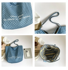 Detailansicht der blauen Canvas-Tasche mit Sternenmuster und gestreiftem Innenfutter