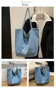 Detail der Denim-Einkaufstasche mit weißem Sternmuster und FUN FUN PARTY-Aufdruck
