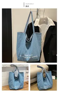 Detailansicht der blauen Polka-Dot-Stofftasche mit Usual Place-Textaufdruck