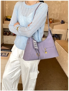 Détail du sac cabas violet avec pendentif cœur et fermeture éclair en similicuir