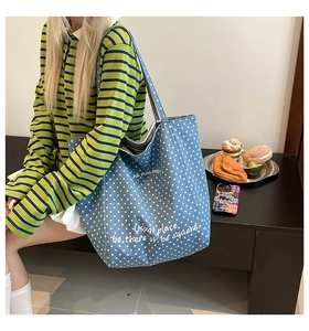 Details einer blauen Segeltuch-Tasche mit weißen Sternen und Run Fun Party-Schriftzug