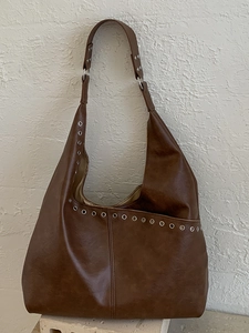 Retro dunkelbraune Leder Hobo Tasche mit Metallösen und breitem Schultergurt