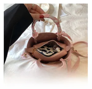 Dettaglio della capacità interna della borsa a secchiello rosa con pochette interna e cellulare