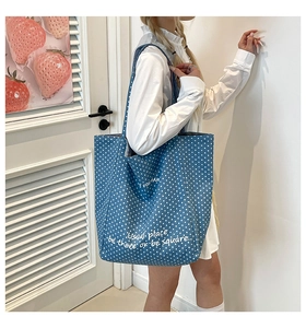 Detailansicht der marineblauen gepunkteten Canvas-Tragetasche mit schickem Grafikdruck
