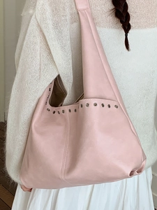 Rosa Hobo-Tasche aus Kunstleder mit silbernen Ösen und breitem Schultergurt für Damen