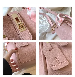 Dettagli della borsa a secchiello in pelle rosa con chiusura dorata e foulard in seta