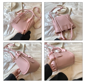 Borsa a secchiello in pelle rosa con foulard in seta sul manico e dettagli dorati