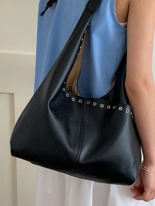 Große schwarze Hobo-Tasche aus Kunstleder mit silbernen Nieten für Damen Freizeit