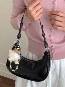 Minimalistische schwarze Halbmond-Umhängetasche mit süßem Plüsch-Schaf-Anhänger