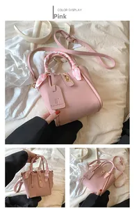 Dettaglio della borsa a secchiello rosa con manico in seta e chiusura a girello in metallo