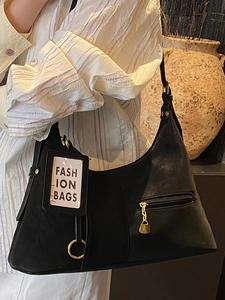Sac fourre-tout rétro en cuir noir pour femme avec détails dorés et étiquette tendance