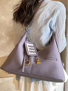 Sac bandoulière rétro lavande en cuir demi-lune avec détails dorés et poche zippée
