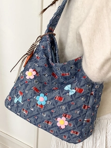 Grande borsa tote in denim blu con patchwork floreale e graziose nappe a righe