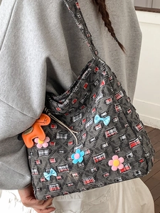 Grande borsa tote in tela a quadri grigi con fiocco blu e decorazioni floreali