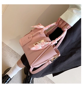 Secchiello rosa chic in pelle martellata con fibbia dorata e dettaglio sciarpa di seta