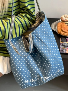 Blaue Denim-Tragetasche mit weißem Sternmuster und schickem gestreiftem Innenfutter