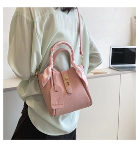 Borsa a secchiello rosa con manico in foulard di seta e dettaglio chiusura in metallo
