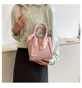 Borsa a secchiello rosa con trama litchi, sciarpa di seta decorativa e chiusura in metallo
