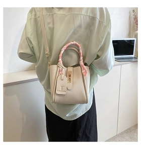 Dettaglio borsa a secchiello bianco avorio con foulard di seta e lucchetto dorato elegante