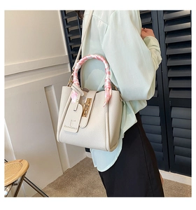 Secchiello chic bianco crema con trama litchi e foulard in seta sul manico