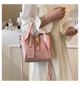 Borsa a secchiello in pelle martellata rosa con manico in seta e fibbia in metallo