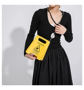 Gros plan du sac bandoulière jaune design panneau de signalisation avec chaîne argentée