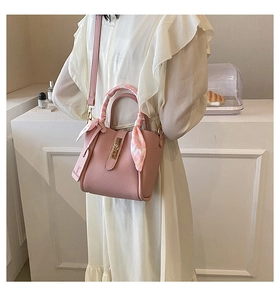 Borsa a secchiello in pelle rosa grana litchi con manico in seta e chiusura dorata