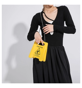Détail du sac à bandoulière jaune panneau de signalisation avec chaîne à billes argent