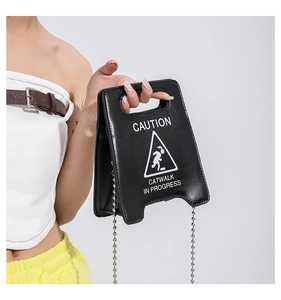 Détail du sac à main créatif panneau de signalisation avec chaîne et poignée découpée