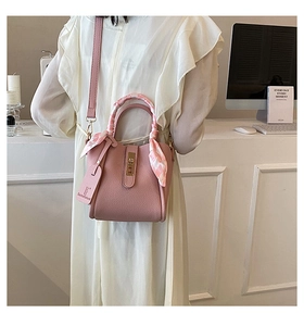 Borsa a secchiello in pelle rosa con manico in seta e chiusura a girello dorata