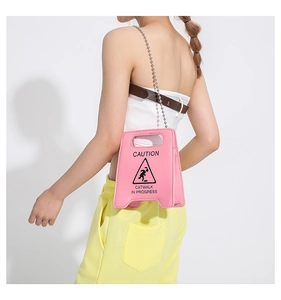 Sac bandoulière rose en forme de panneau de signalisation avec chaîne à billes