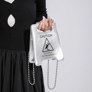 Sac bandoulière argenté original en forme de panneau de signalisation avec chaîne à billes