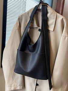Classic black leather tote bag with lychee texture and adjustable shoulder strap