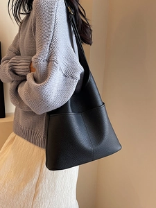 Classic black leather tote bag with pebble texture and large capacity for daily commuting