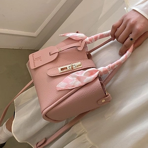 Elegante borsa a secchiello rosa in pelle granata con foulard decorativo sul manico