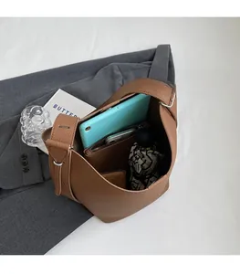 Vue de dessus de l'intérieur spacieux du sac seau en cuir marron avec tablette et parapluie
