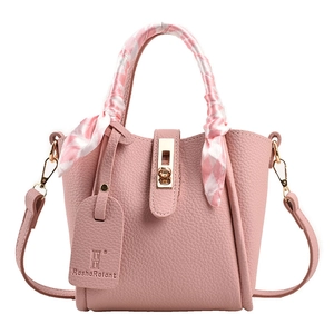 Borsa a secchiello in pelle rosa con manico in seta e tracolla regolabile