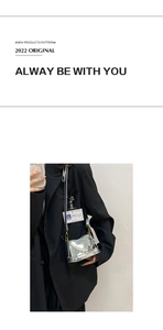 Détail d'un sac seau argenté miroir avec grosse chaîne en perles et porte-carte d'identité