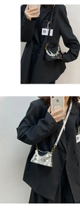 Détail de mini sacs seaux en cuir verni noir et argent avec poignées en perles