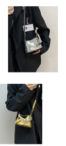 Détail de sacs bandoulière métallisés argent et or avec chaîne perlée au style Y2K
