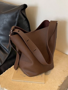 Sac seau vintage en cuir marron foncé avec finition grainée et large bandoulière