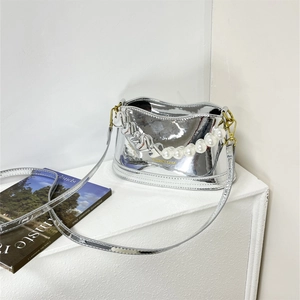 Sac seau en cuir verni argenté avec chaîne de perles et détails de cœurs en métal