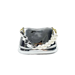 Sac seau argenté en cuir verni brillant avec bandoulière décorative en perles et cœurs