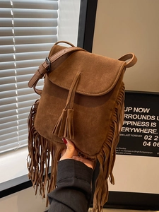 Vintage bruine suède crossbodytas met boho kwastjes en een verstelbare riem