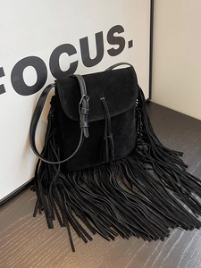 Vintage zwarte suède crossbody tas met lange franjes en verstelbare schouderriem