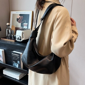 Large capacity black pleated leather tote bag for women stylish shoulder and crossbody bag
